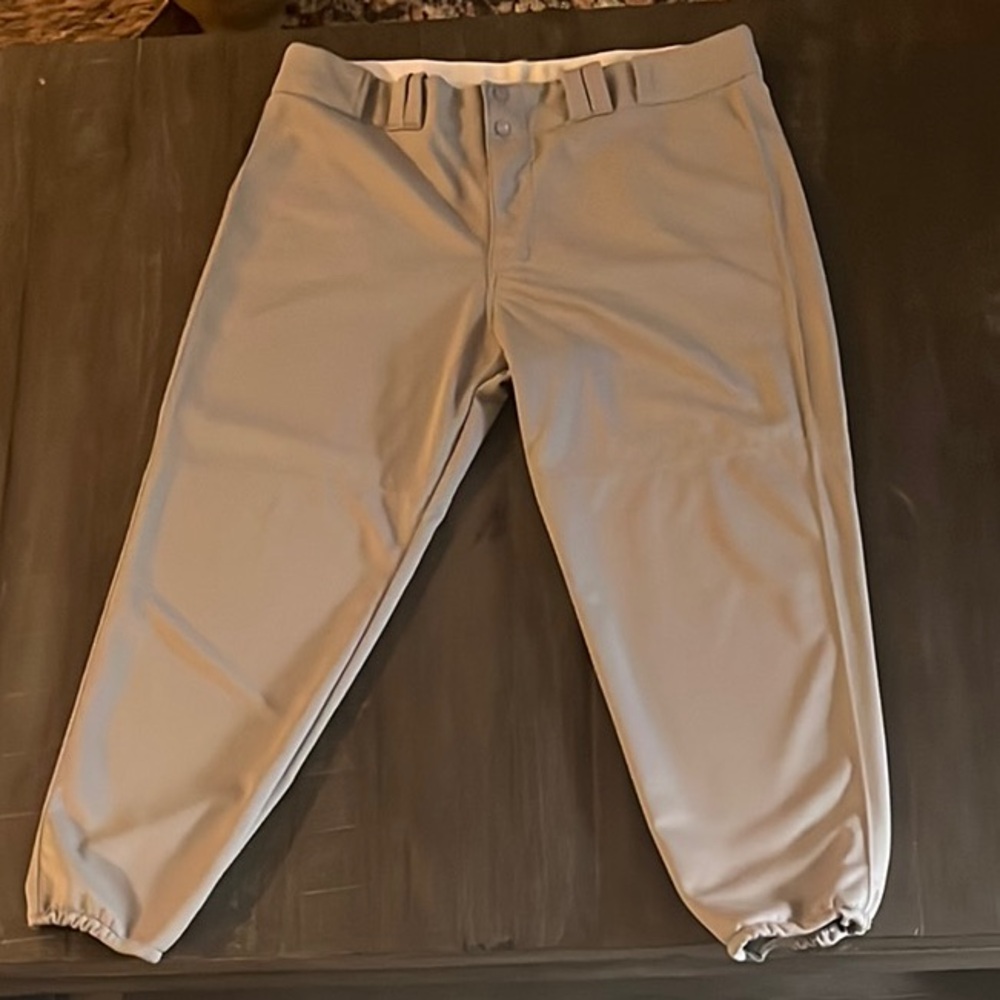Gray ball pants with Elastic Waistband and Tapered Fit
Waist 44